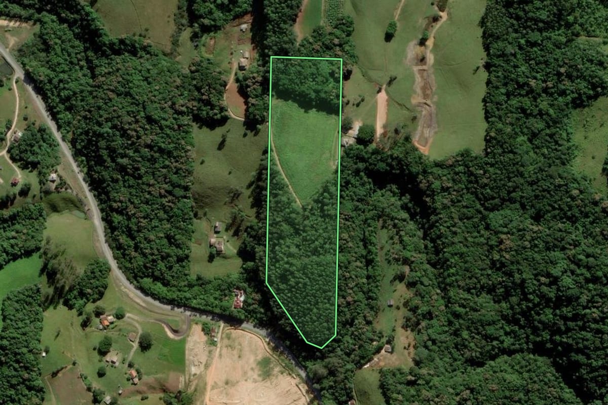 Imagem de satélite do imóvel rural em Urussanga (SC), com o contorno declarado no CAR desenhado por cima.
