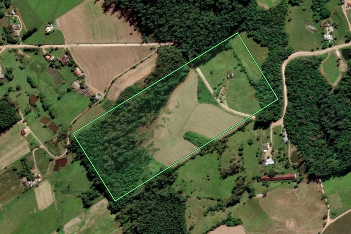 Imagem de satélite do imóvel rural em Urussanga (SC), com o contorno declarado no CAR desenhado por cima.