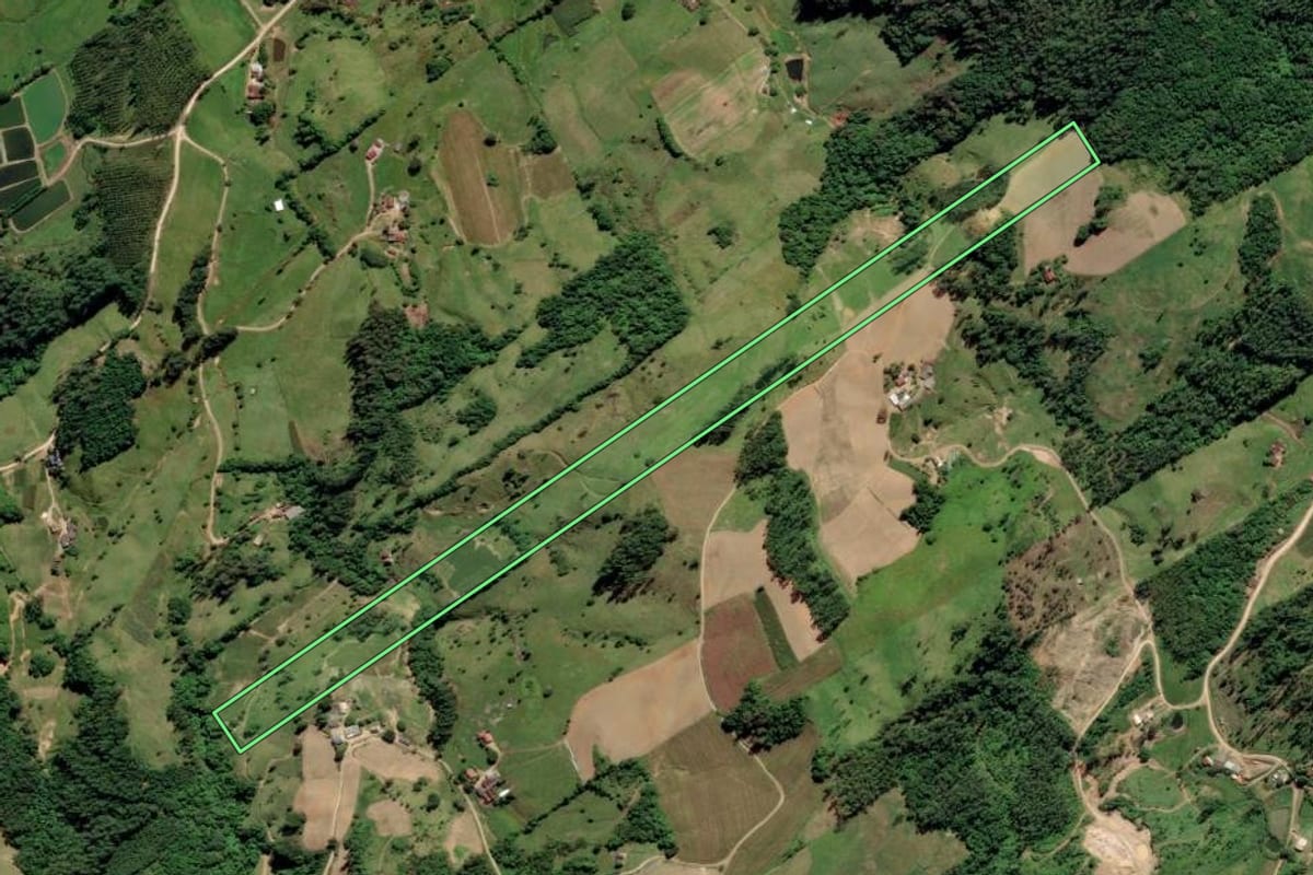 Imagem de satélite do imóvel rural em Urussanga (SC), com o contorno declarado no CAR desenhado por cima.