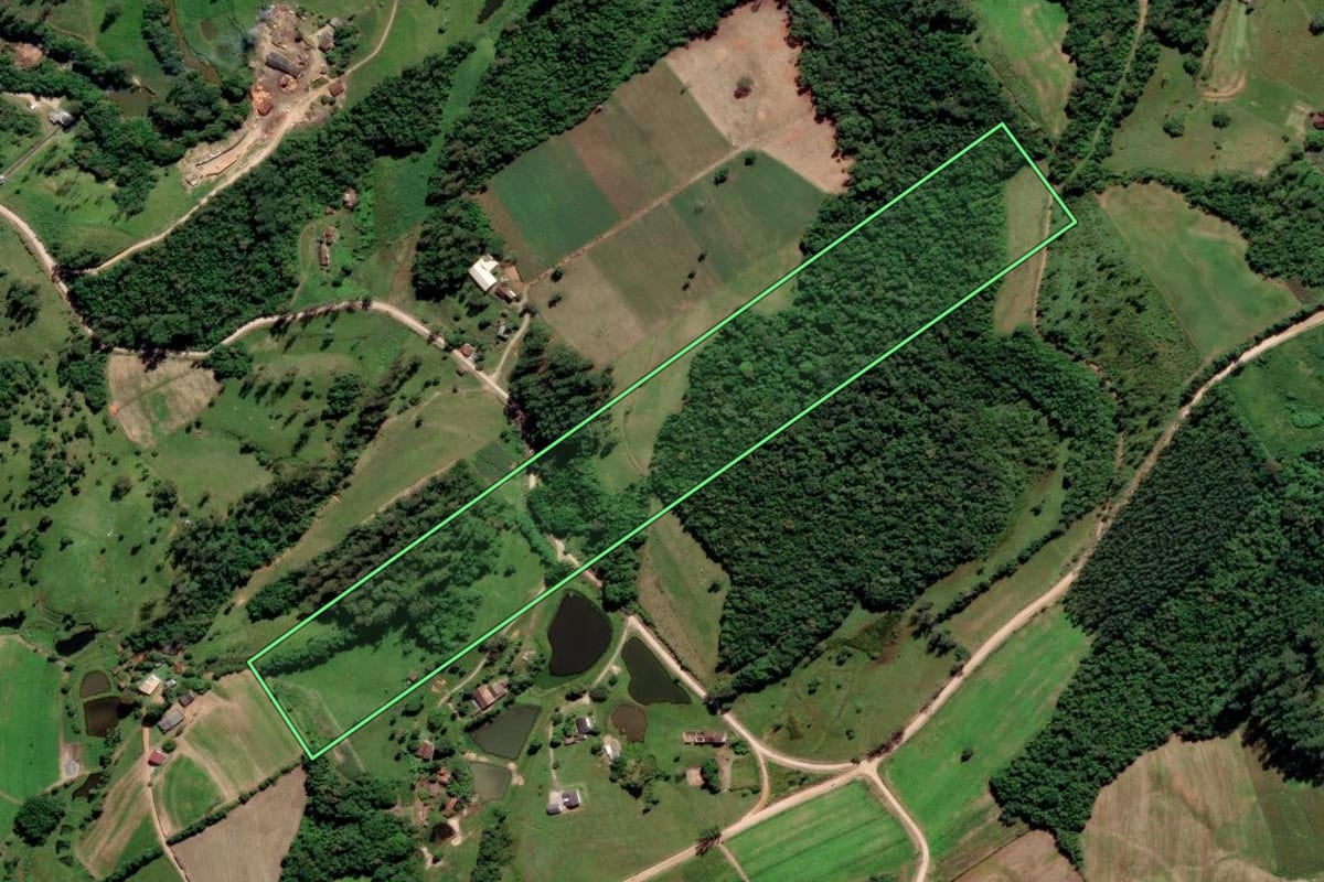 Imagem de satélite do imóvel rural em Urussanga (SC), com o contorno declarado no CAR desenhado por cima.