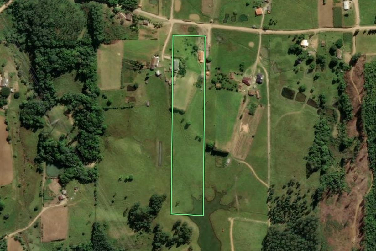 Imagem de satélite do imóvel rural em Urussanga (SC), com o contorno declarado no CAR desenhado por cima.