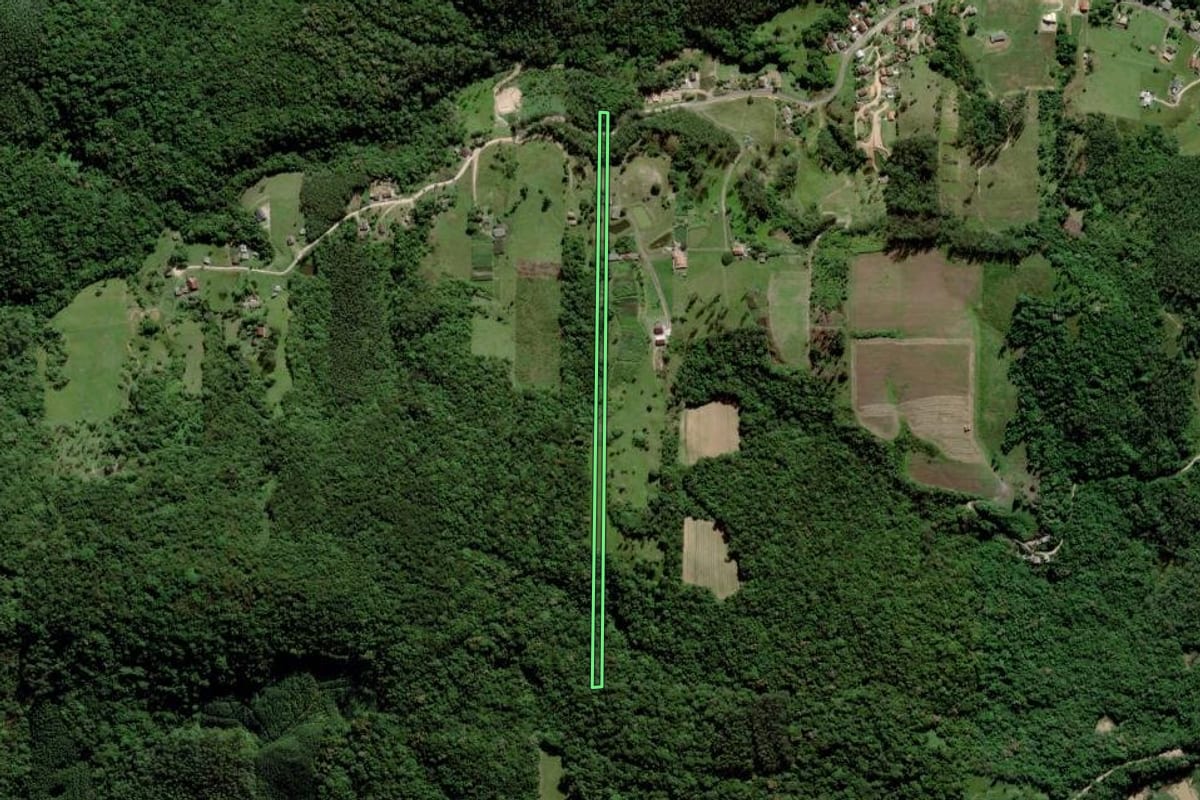 Imagem de satélite do imóvel rural em Urussanga (SC), com o contorno declarado no CAR desenhado por cima.