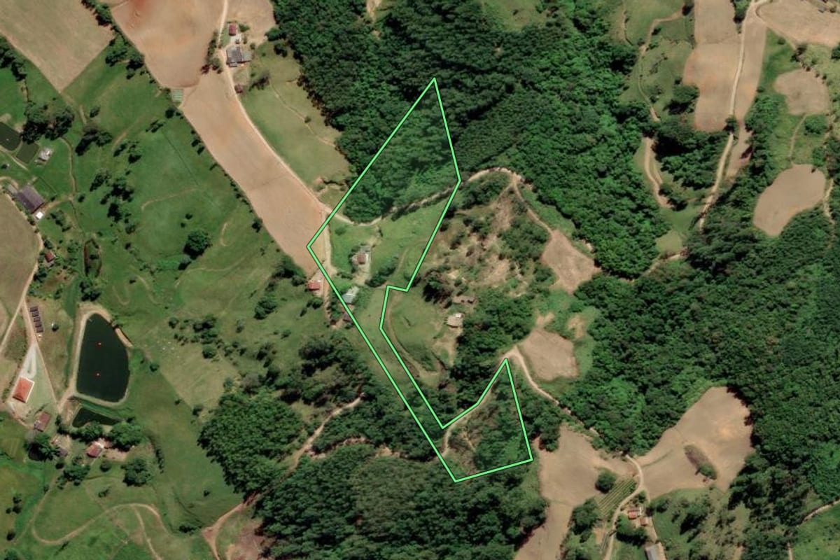 Imagem de satélite do imóvel rural em Urussanga (SC), com o contorno declarado no CAR desenhado por cima.