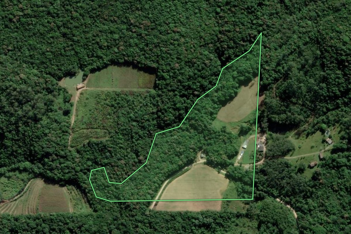 Imagem de satélite do imóvel rural em Urussanga (SC), com o contorno declarado no CAR desenhado por cima.