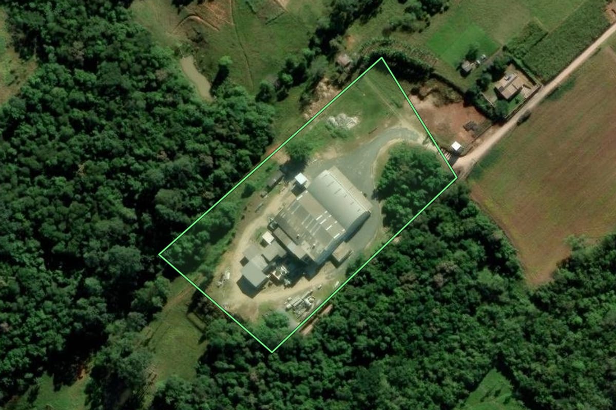 Imagem de satélite do imóvel rural em Urussanga (SC), com o contorno declarado no CAR desenhado por cima.