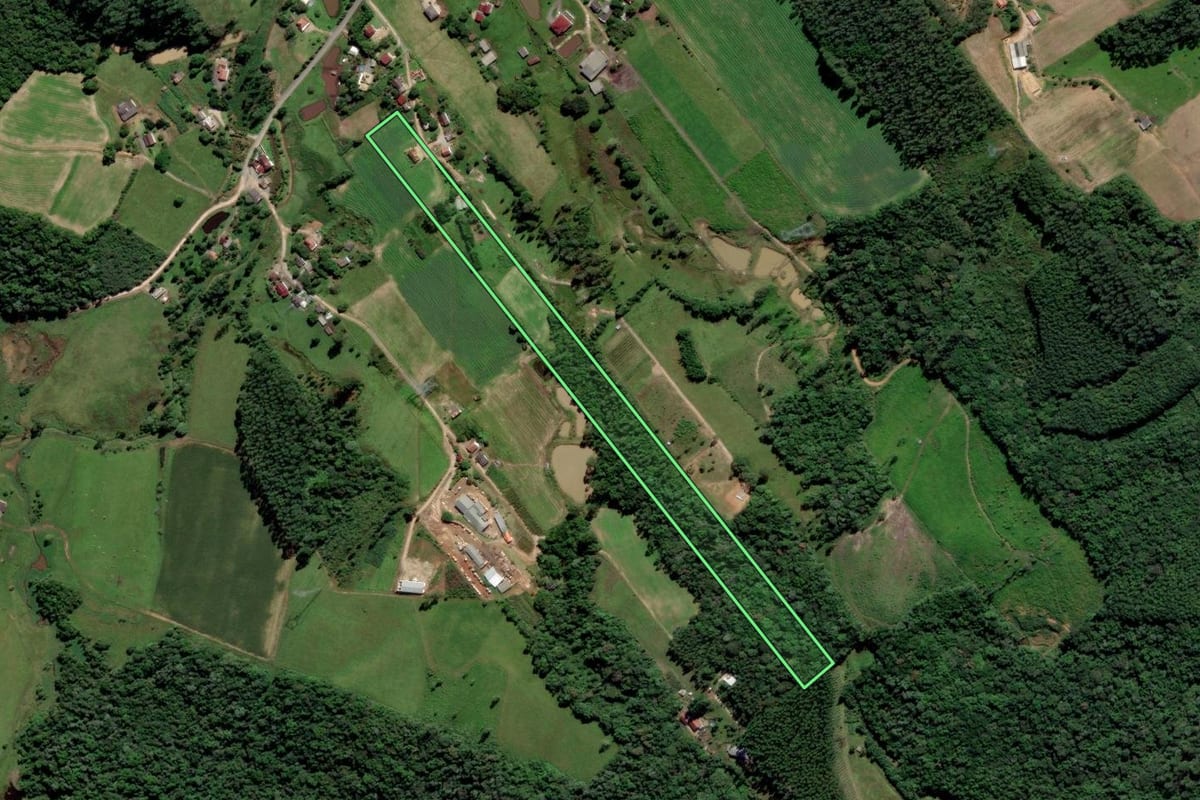 Imagem de satélite do imóvel rural em Urussanga (SC), com o contorno declarado no CAR desenhado por cima.