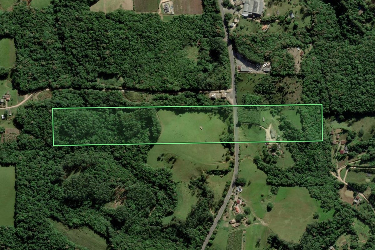 Imagem de satélite do imóvel rural em Urussanga (SC), com o contorno declarado no CAR desenhado por cima.