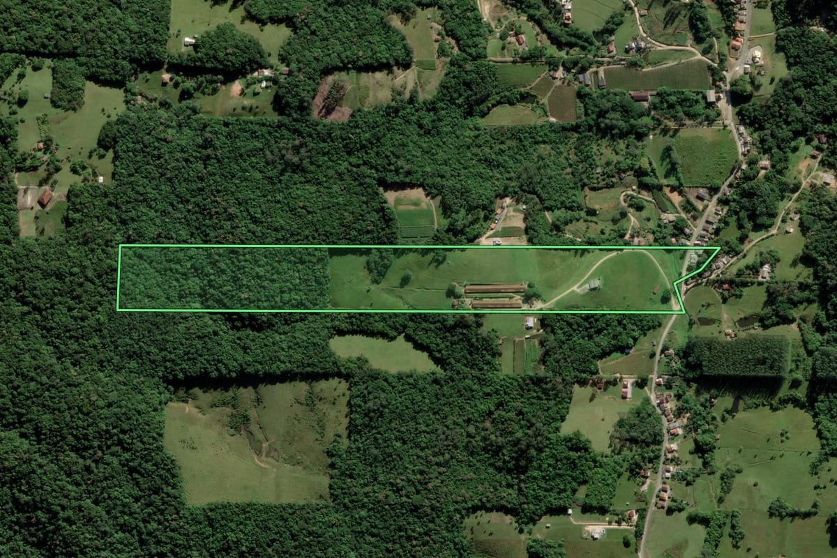Imagem de satélite do imóvel rural em Urussanga (SC), com o contorno declarado no CAR desenhado por cima.