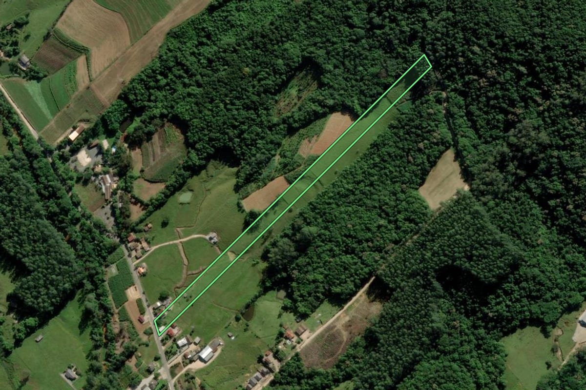 Imagem de satélite do imóvel rural em Urussanga (SC), com o contorno declarado no CAR desenhado por cima.