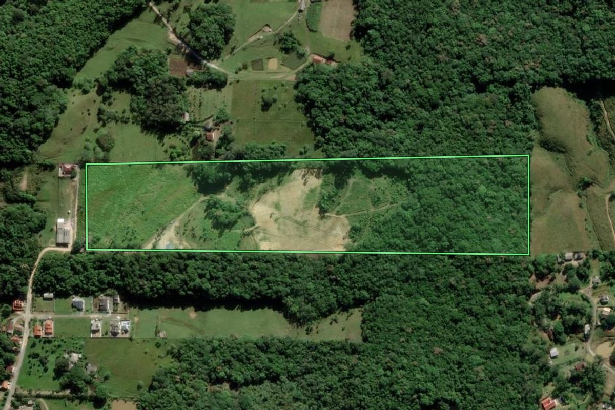 Imagem de satélite do imóvel rural em Urussanga (SC), com o contorno declarado no CAR desenhado por cima.