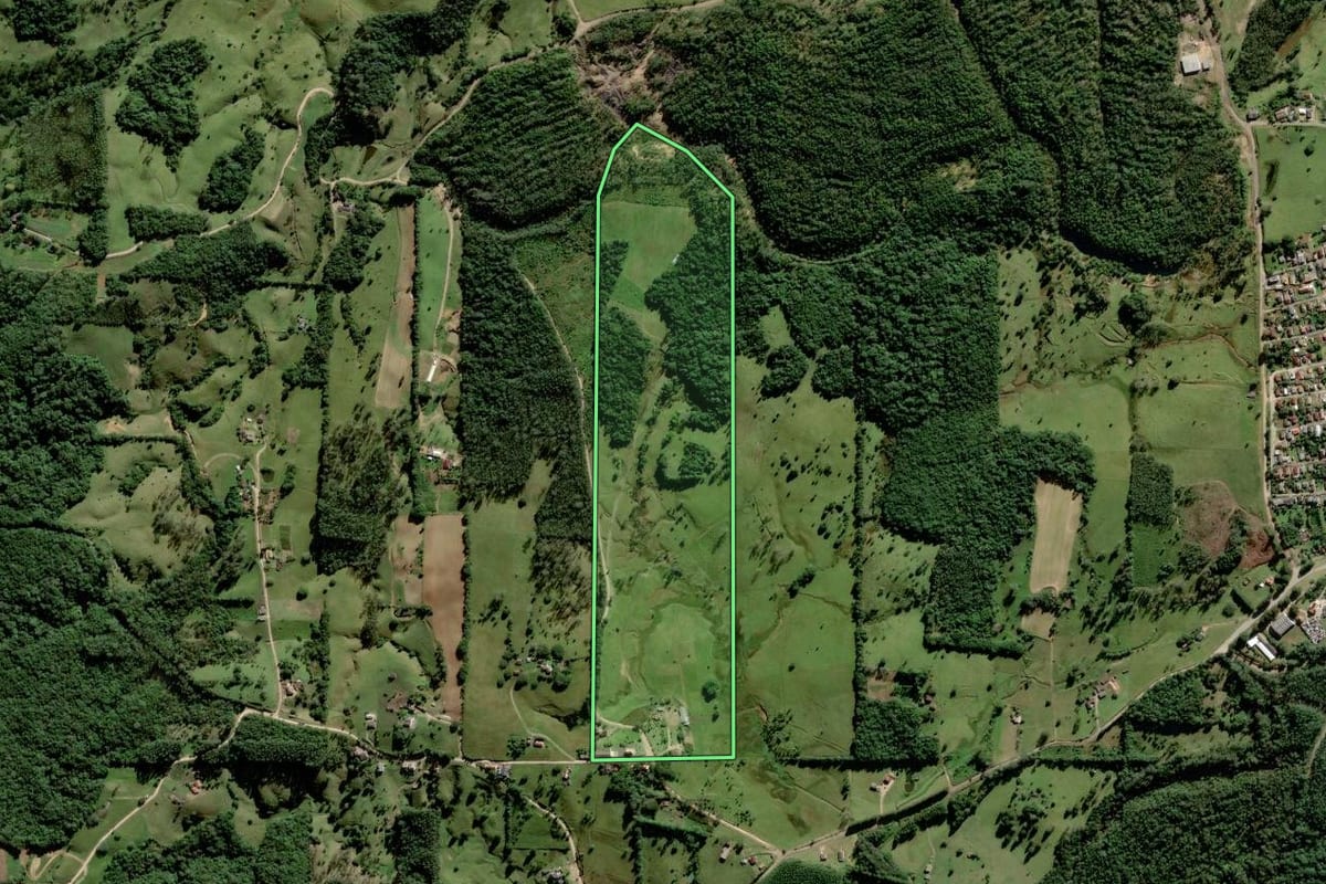 Imagem de satélite do imóvel rural em Urussanga (SC), com o contorno declarado no CAR desenhado por cima.