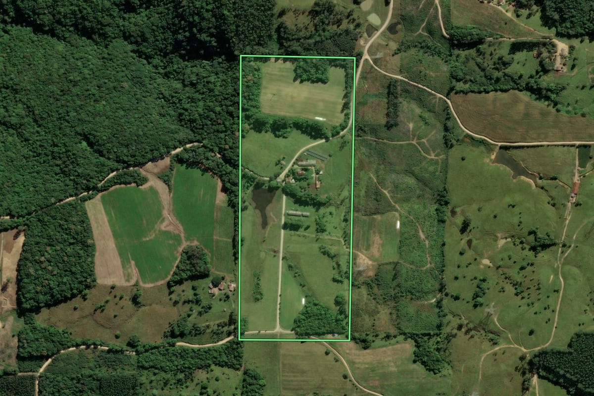 Imagem de satélite do imóvel rural em Urussanga (SC), com o contorno declarado no CAR desenhado por cima.