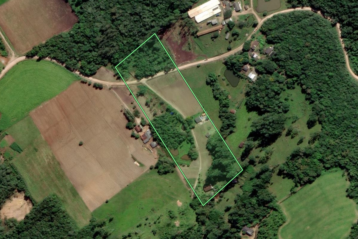 Imagem de satélite do imóvel rural em Urussanga (SC), com o contorno declarado no CAR desenhado por cima.