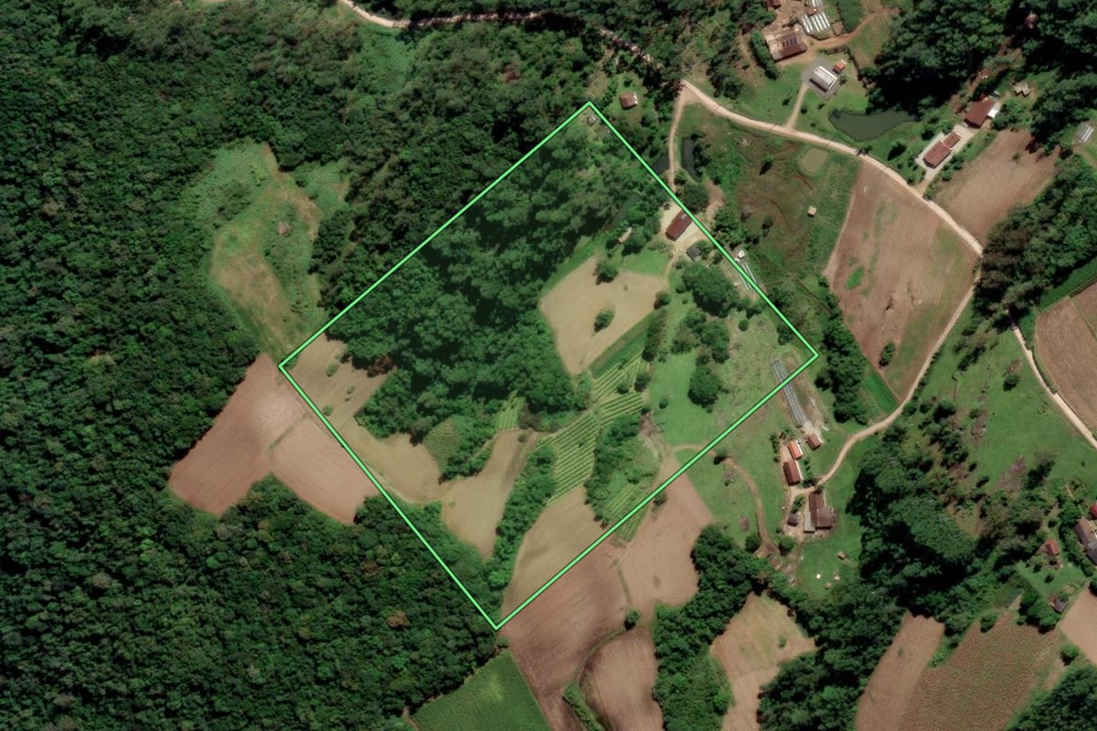 Imagem de satélite do imóvel rural em Urussanga (SC), com o contorno declarado no CAR desenhado por cima.