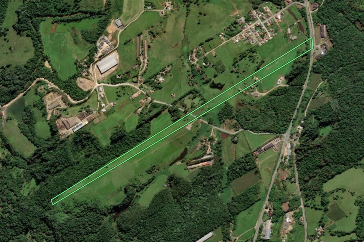 Imagem de satélite do imóvel rural em Urussanga (SC), com o contorno declarado no CAR desenhado por cima.