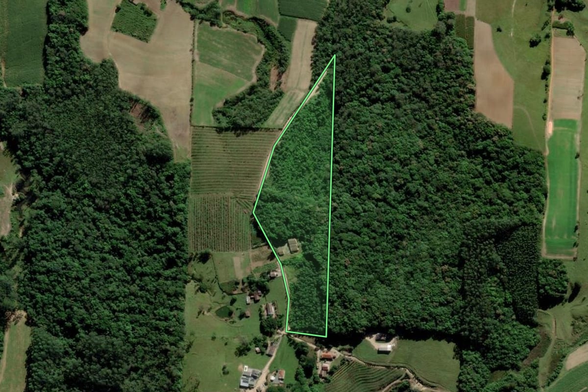 Imagem de satélite do imóvel rural em Urussanga (SC), com o contorno declarado no CAR desenhado por cima.