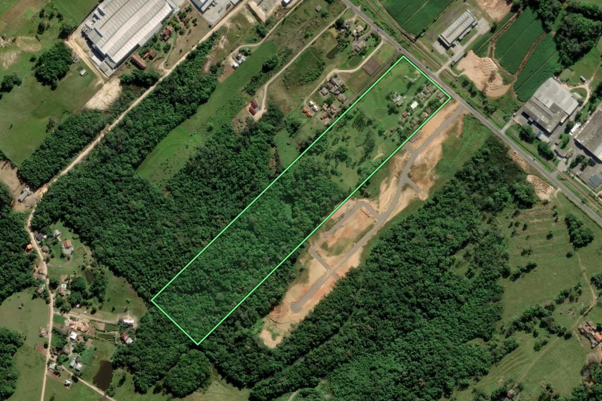 Imagem de satélite do imóvel rural em Urussanga (SC), com o contorno declarado no CAR desenhado por cima.