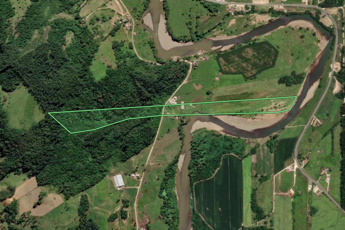 Imagem de satélite do imóvel rural em Urussanga (SC), com o contorno declarado no CAR desenhado por cima.