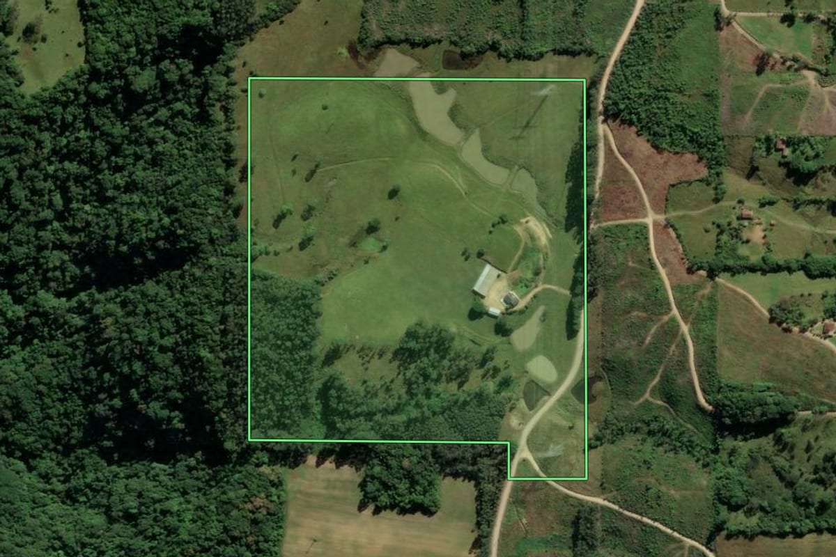 Imagem de satélite do imóvel rural em Urussanga (SC), com o contorno declarado no CAR desenhado por cima.