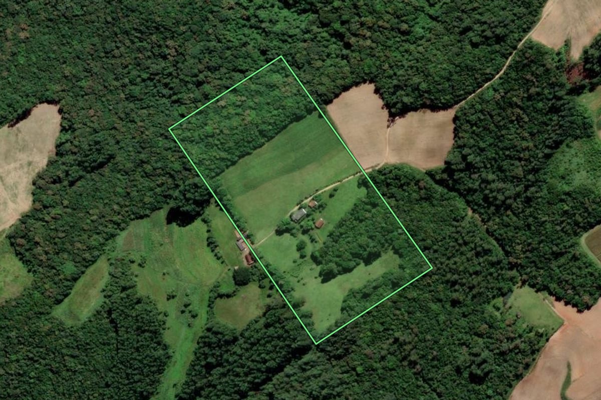 Imagem de satélite do imóvel rural em Urussanga (SC), com o contorno declarado no CAR desenhado por cima.