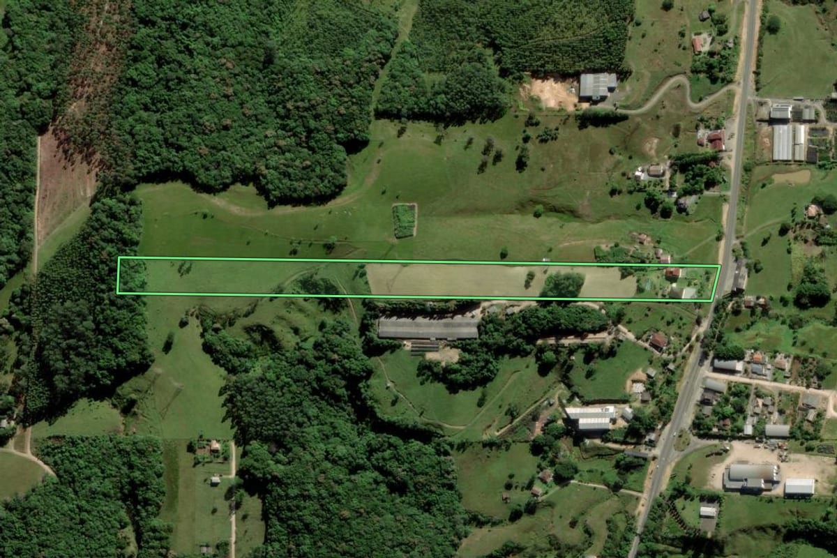 Imagem de satélite do imóvel rural em Urussanga (SC), com o contorno declarado no CAR desenhado por cima.