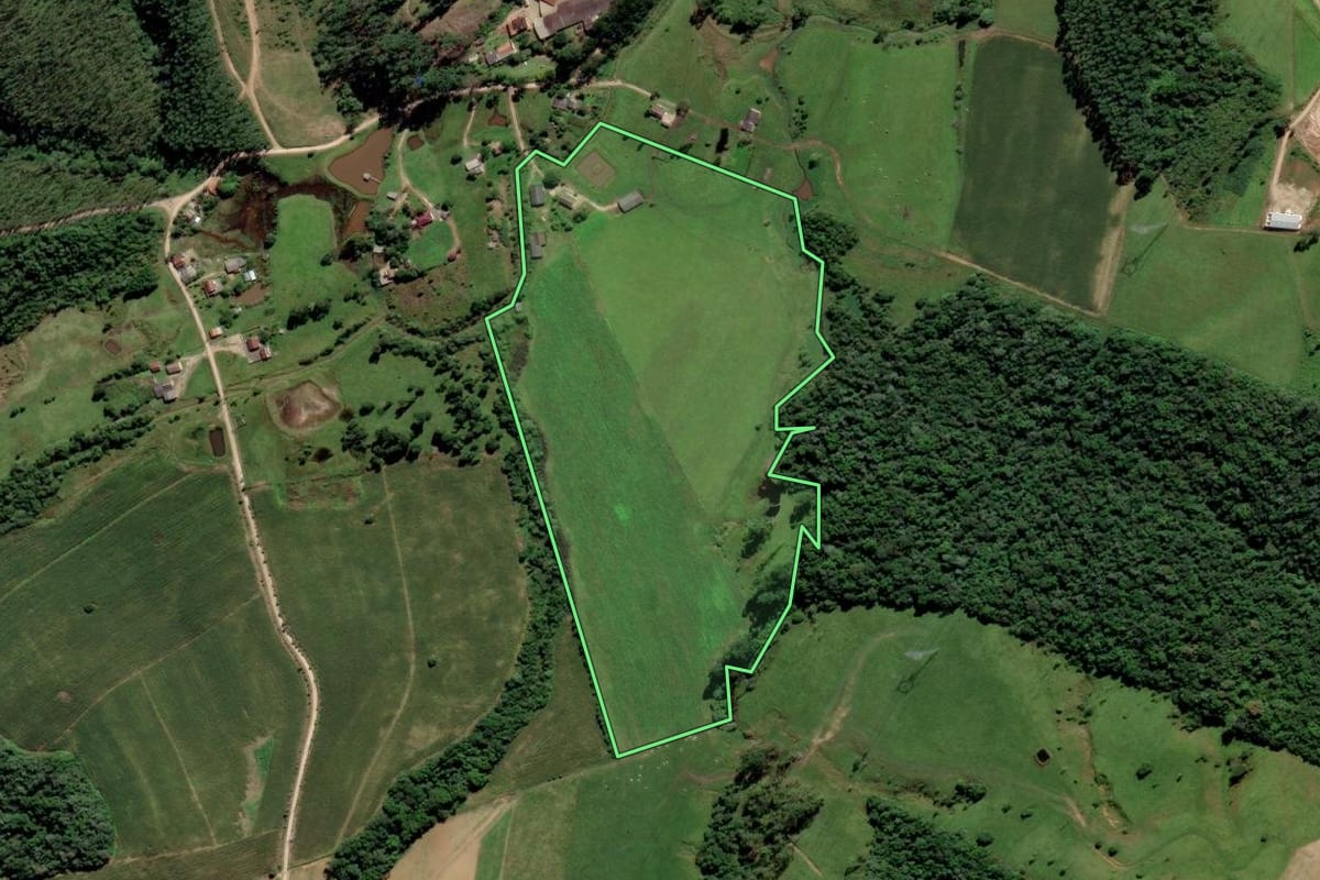 Imagem de satélite do imóvel rural em Urussanga (SC), com o contorno declarado no CAR desenhado por cima.