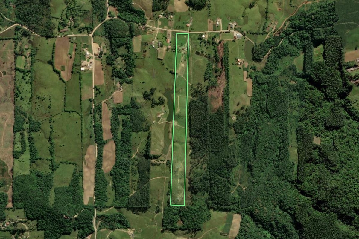 Imagem de satélite do imóvel rural em Urussanga (SC), com o contorno declarado no CAR desenhado por cima.