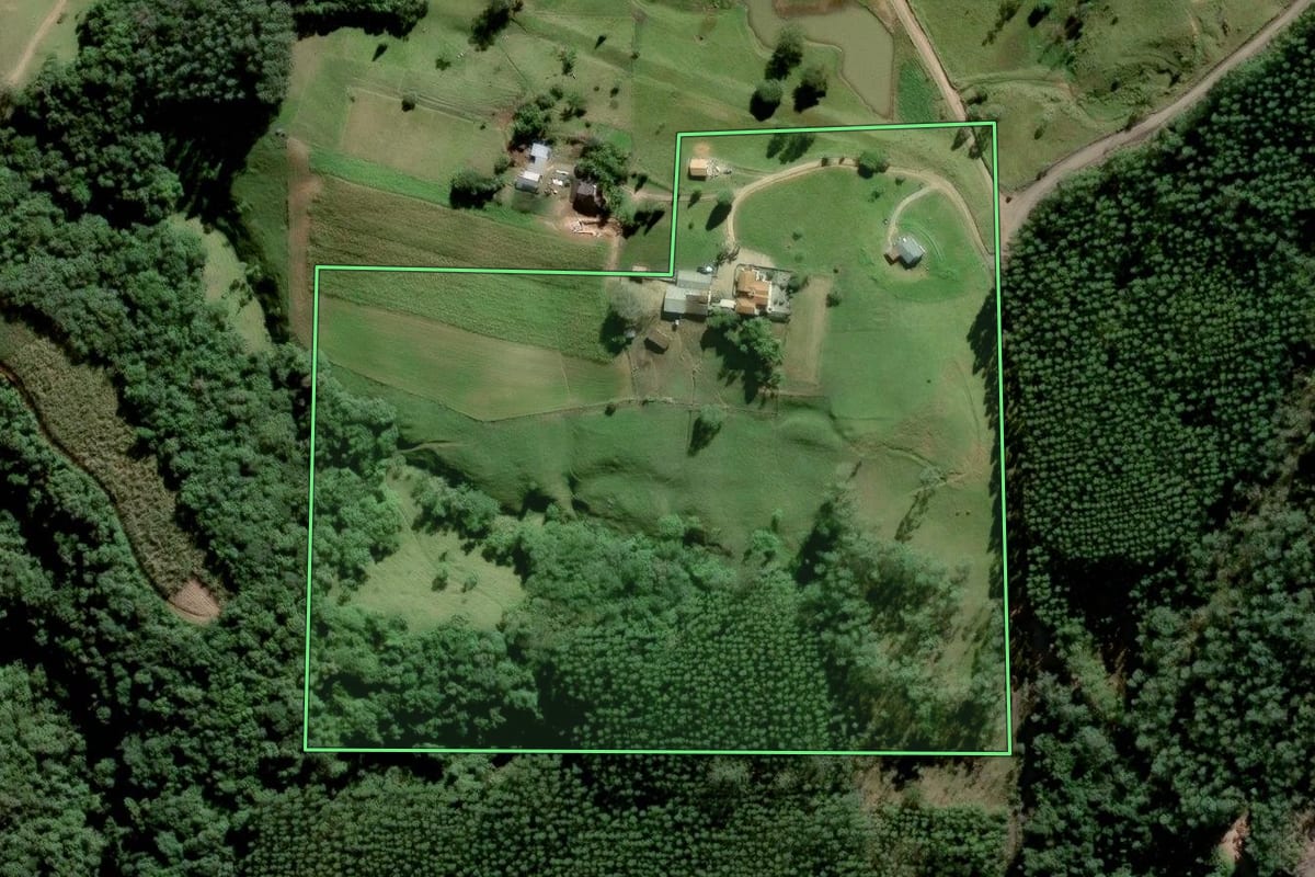 Imagem de satélite do imóvel rural em Urussanga (SC), com o contorno declarado no CAR desenhado por cima.