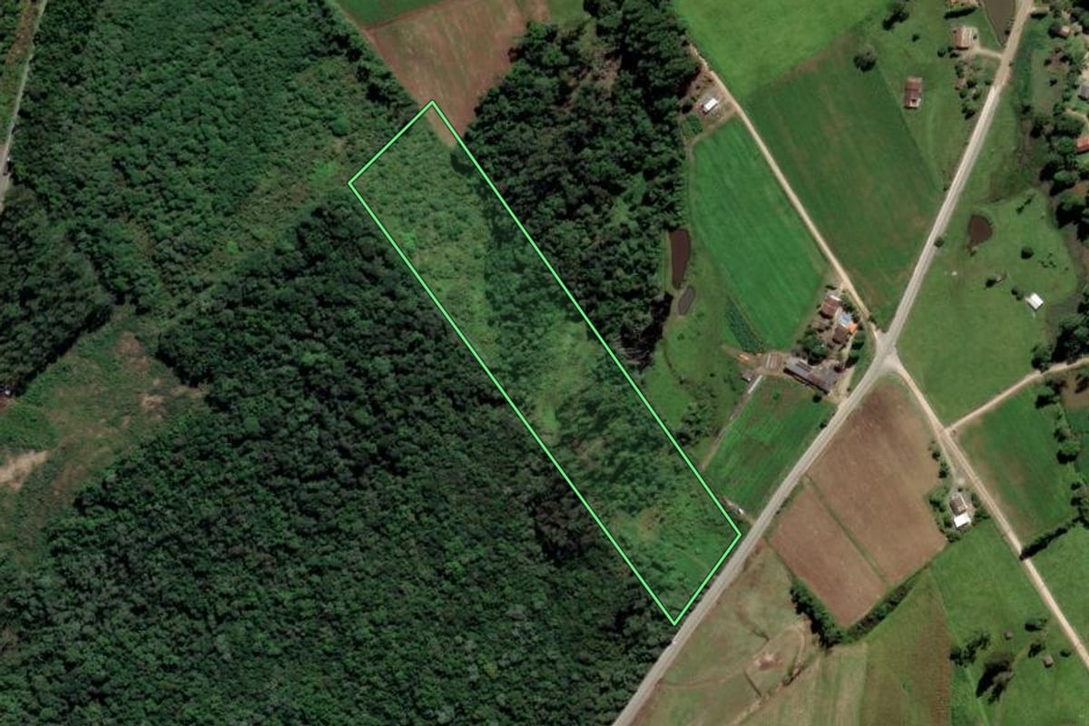 Imagem de satélite do imóvel rural em Urussanga (SC), com o contorno declarado no CAR desenhado por cima.