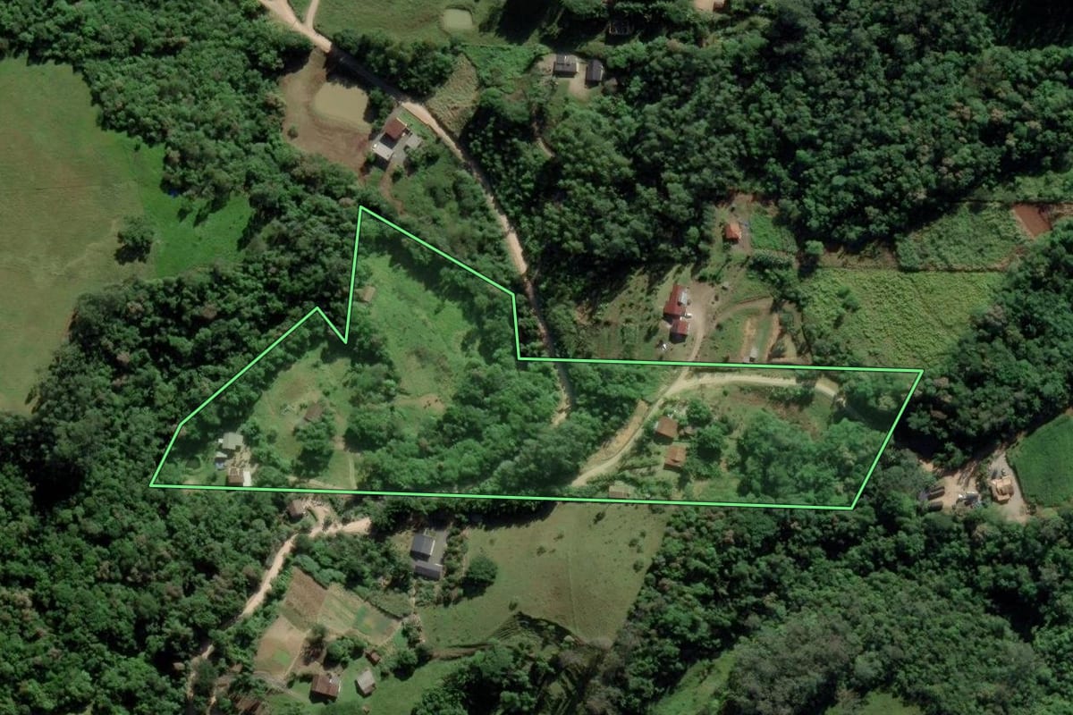 Imagem de satélite do imóvel rural em Urussanga (SC), com o contorno declarado no CAR desenhado por cima.