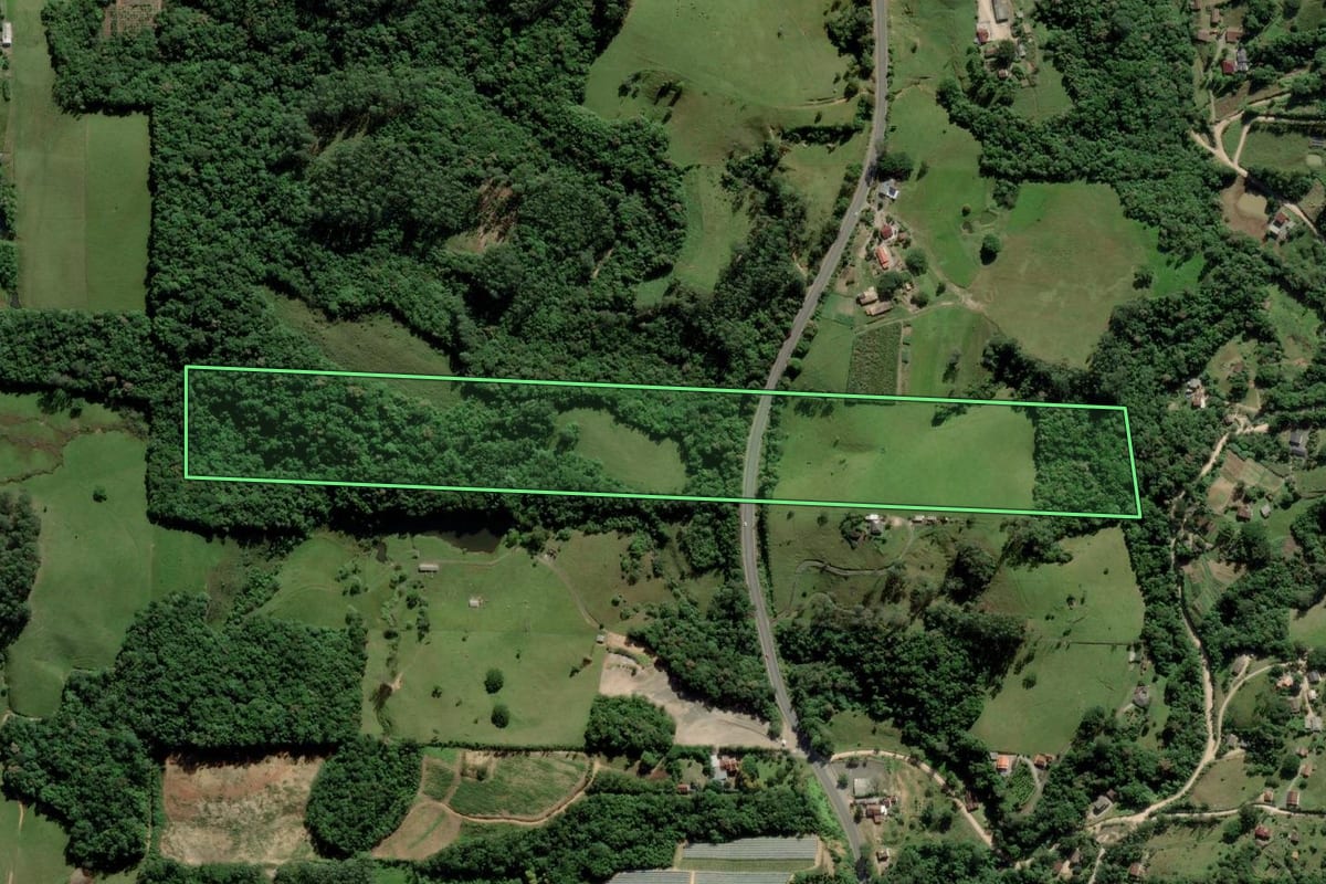 Imagem de satélite do imóvel rural em Urussanga (SC), com o contorno declarado no CAR desenhado por cima.
