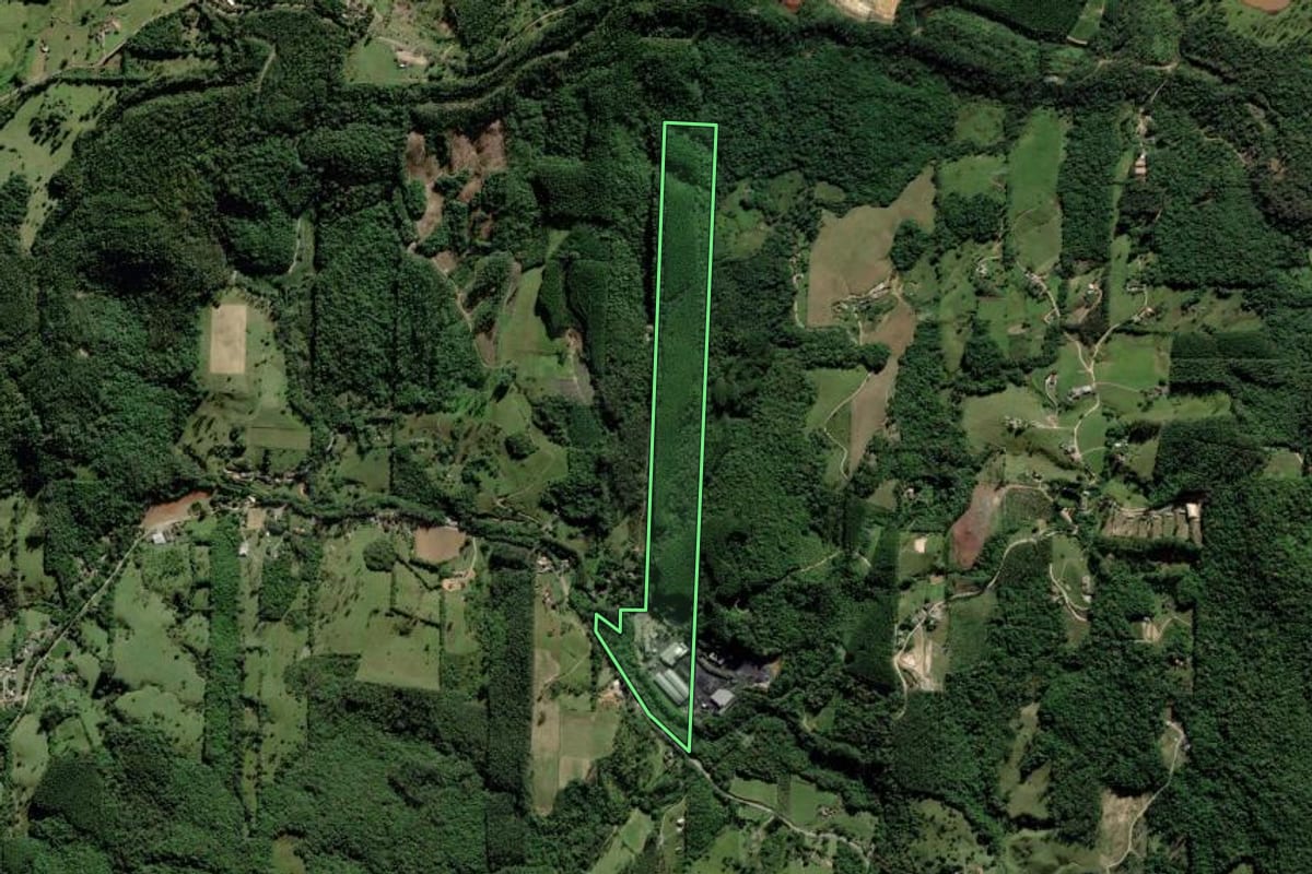Imagem de satélite do imóvel rural em Urussanga (SC), com o contorno declarado no CAR desenhado por cima.