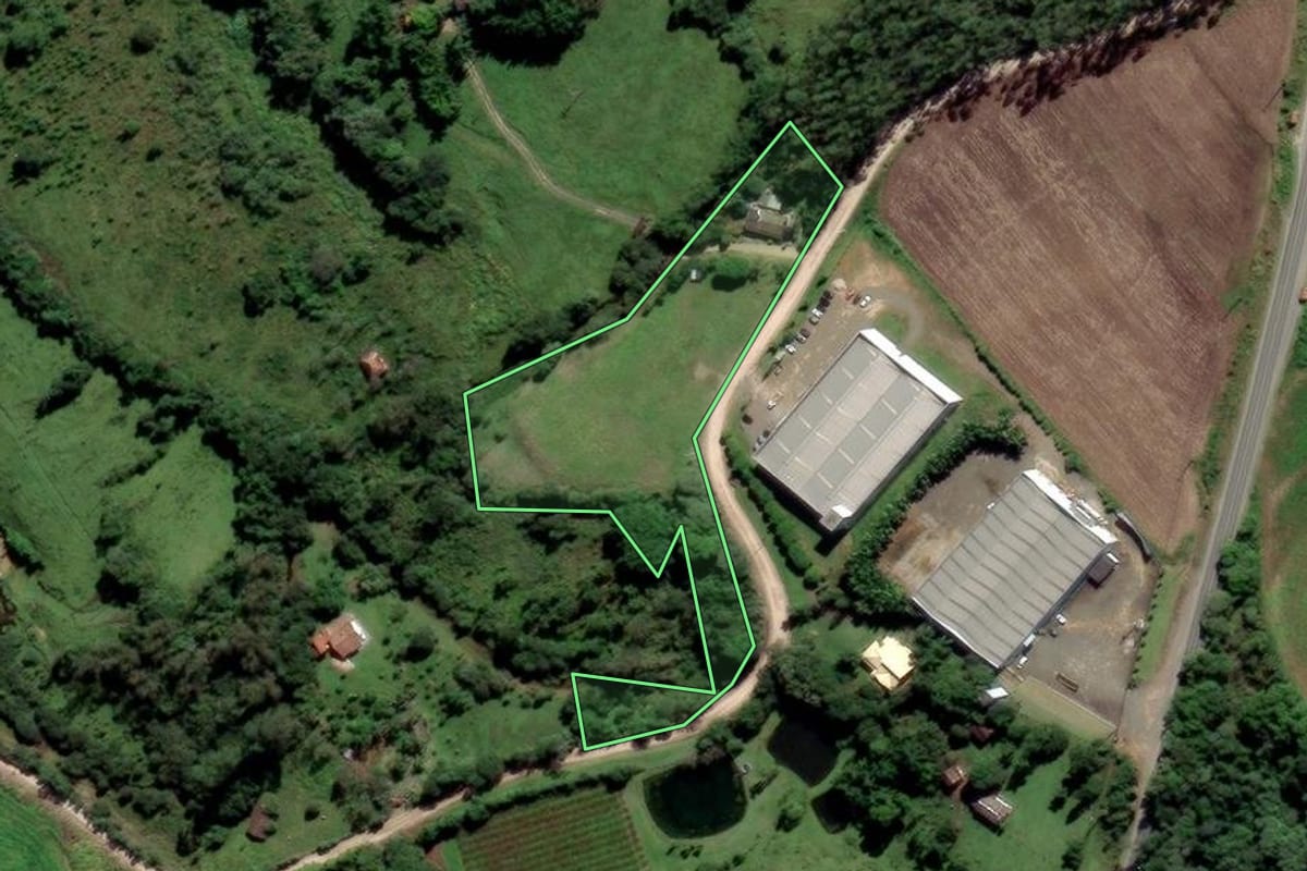 Imagem de satélite do imóvel rural em Urussanga (SC), com o contorno declarado no CAR desenhado por cima.