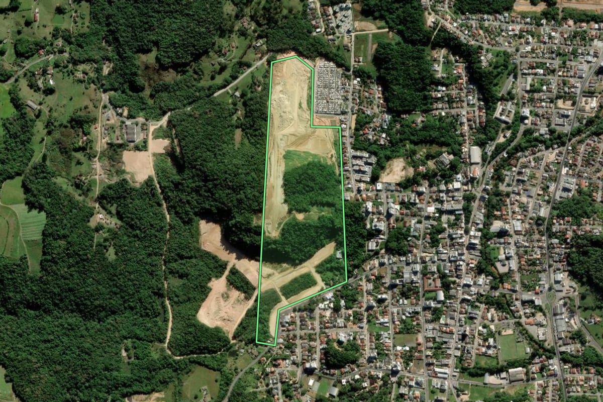 Imagem de satélite do imóvel rural em Urussanga (SC), com o contorno declarado no CAR desenhado por cima.