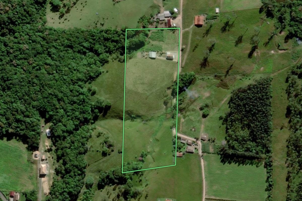 Imagem de satélite do imóvel rural em Urussanga (SC), com o contorno declarado no CAR desenhado por cima.