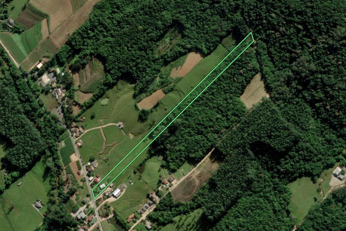 Imagem de satélite do imóvel rural em Urussanga (SC), com o contorno declarado no CAR desenhado por cima.