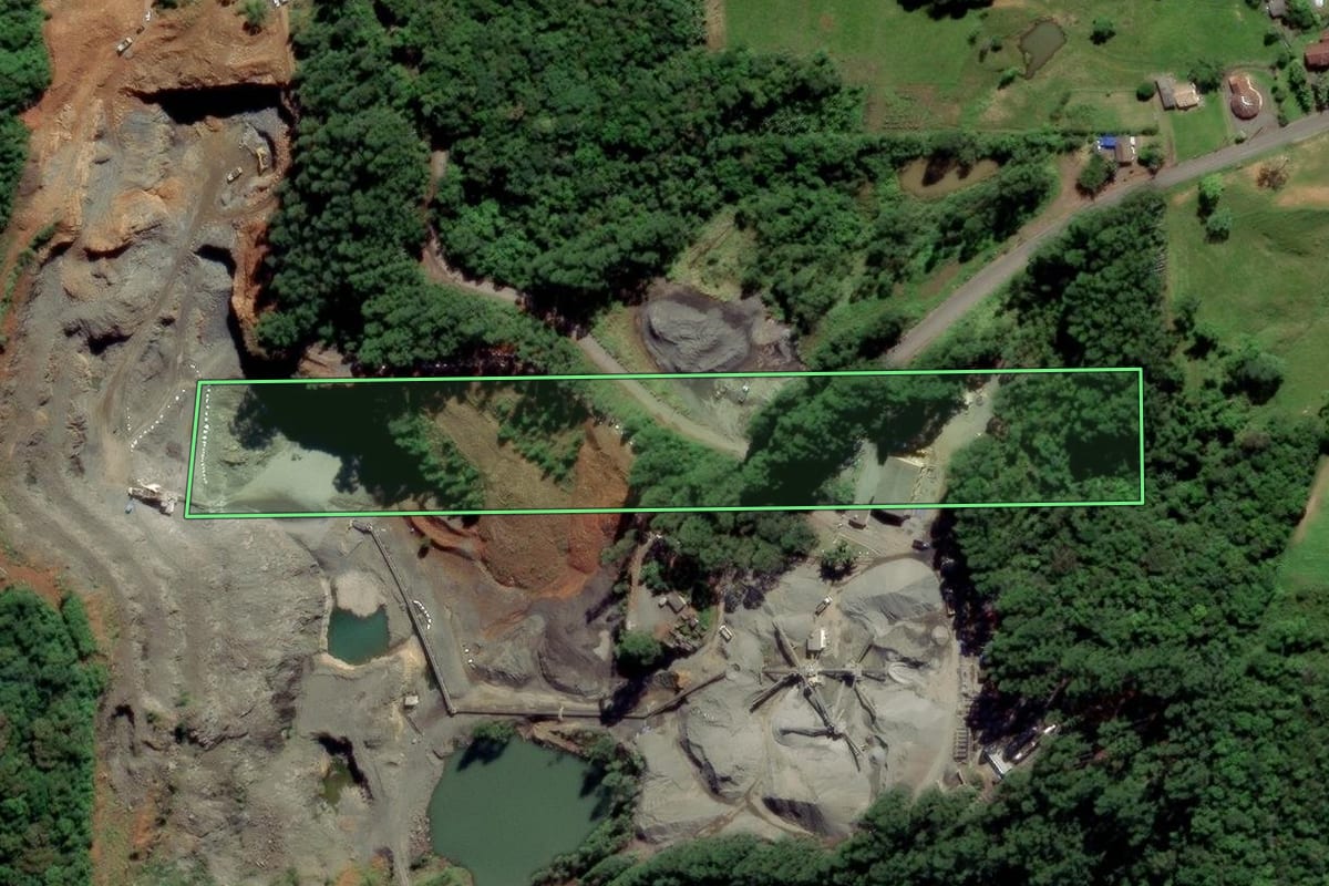 Imagem de satélite do imóvel rural em Urussanga (SC), com o contorno declarado no CAR desenhado por cima.