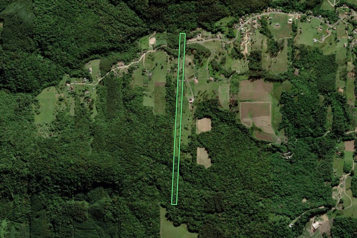 Imagem de satélite do imóvel rural em Urussanga (SC), com o contorno declarado no CAR desenhado por cima.