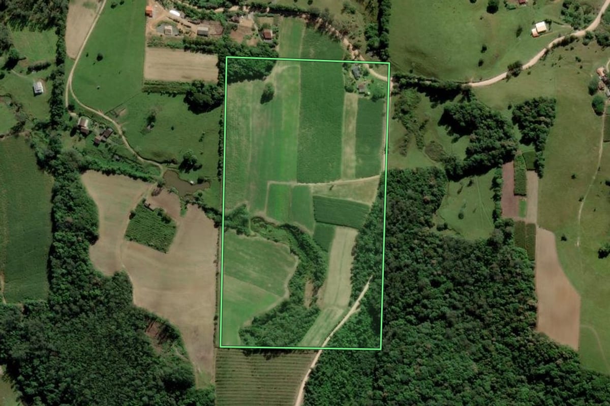 Imagem de satélite do imóvel rural em Urussanga (SC), com o contorno declarado no CAR desenhado por cima.