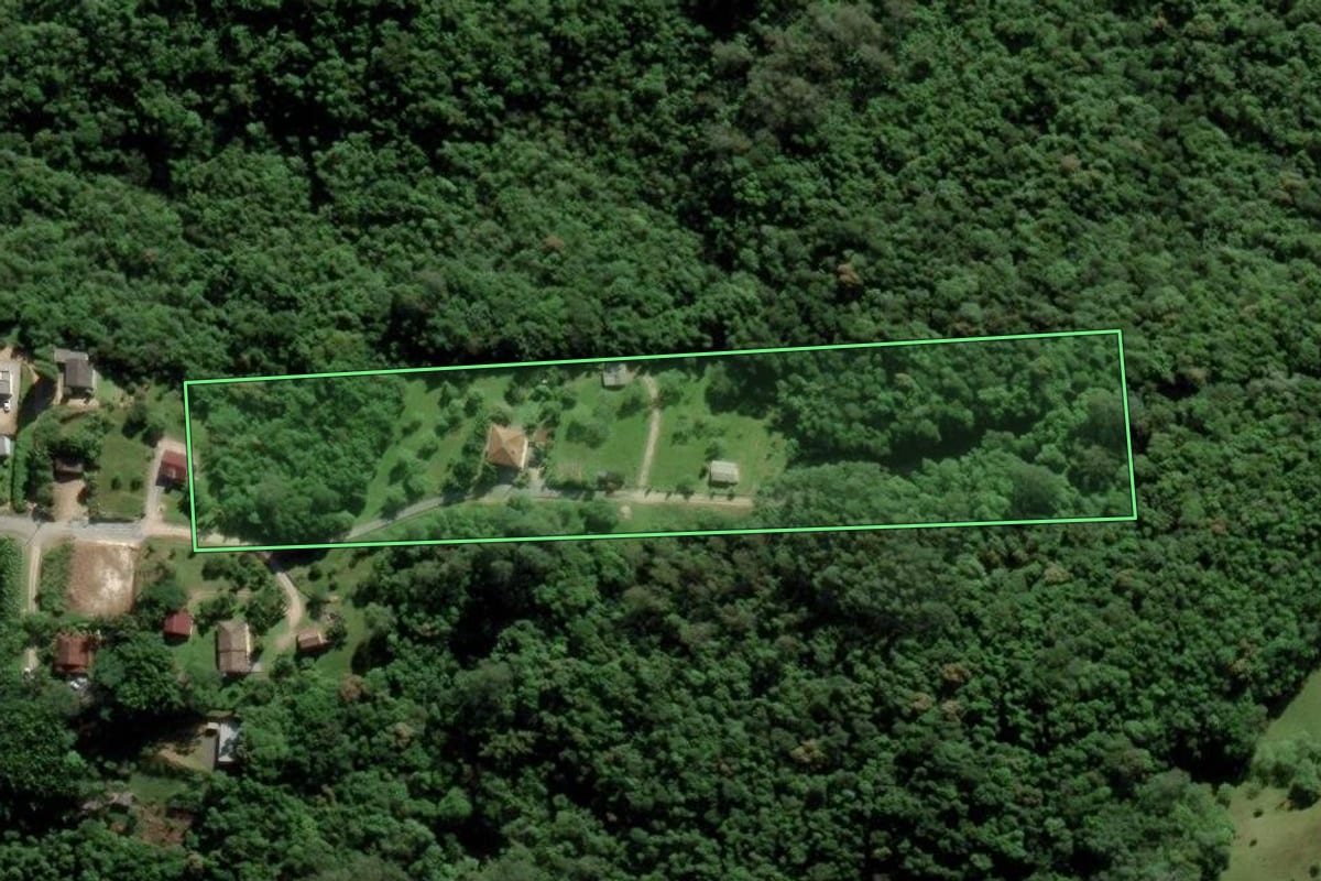 Imagem de satélite do imóvel rural em Urussanga (SC), com o contorno declarado no CAR desenhado por cima.