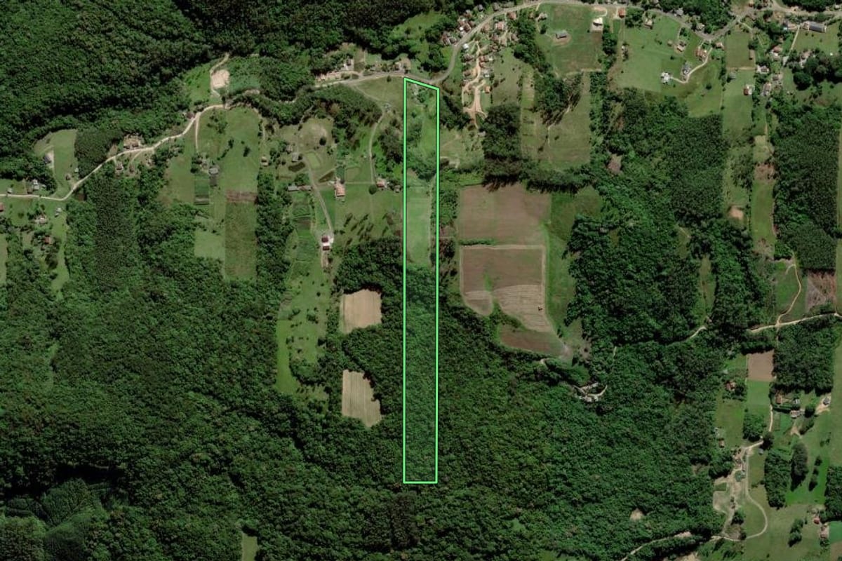 Imagem de satélite do imóvel rural em Urussanga (SC), com o contorno declarado no CAR desenhado por cima.