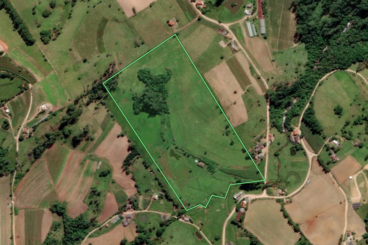 Imagem de satélite do imóvel rural em Urussanga (SC), com o contorno declarado no CAR desenhado por cima.