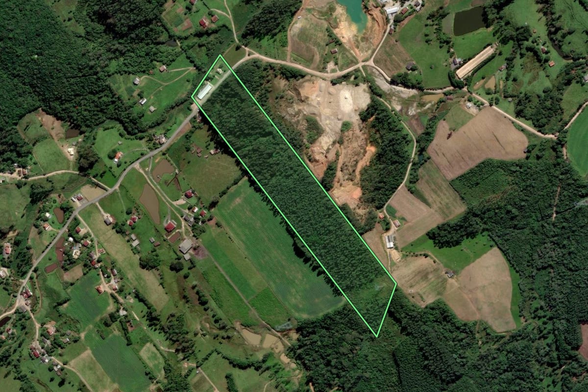 Imagem de satélite do imóvel rural em Urussanga (SC), com o contorno declarado no CAR desenhado por cima.