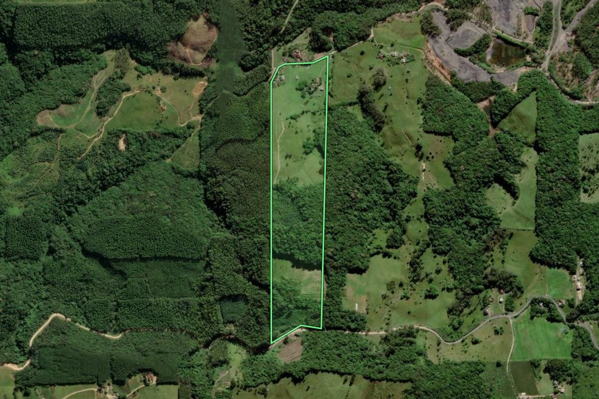 Imagem de satélite do imóvel rural em Urussanga (SC), com o contorno declarado no CAR desenhado por cima.