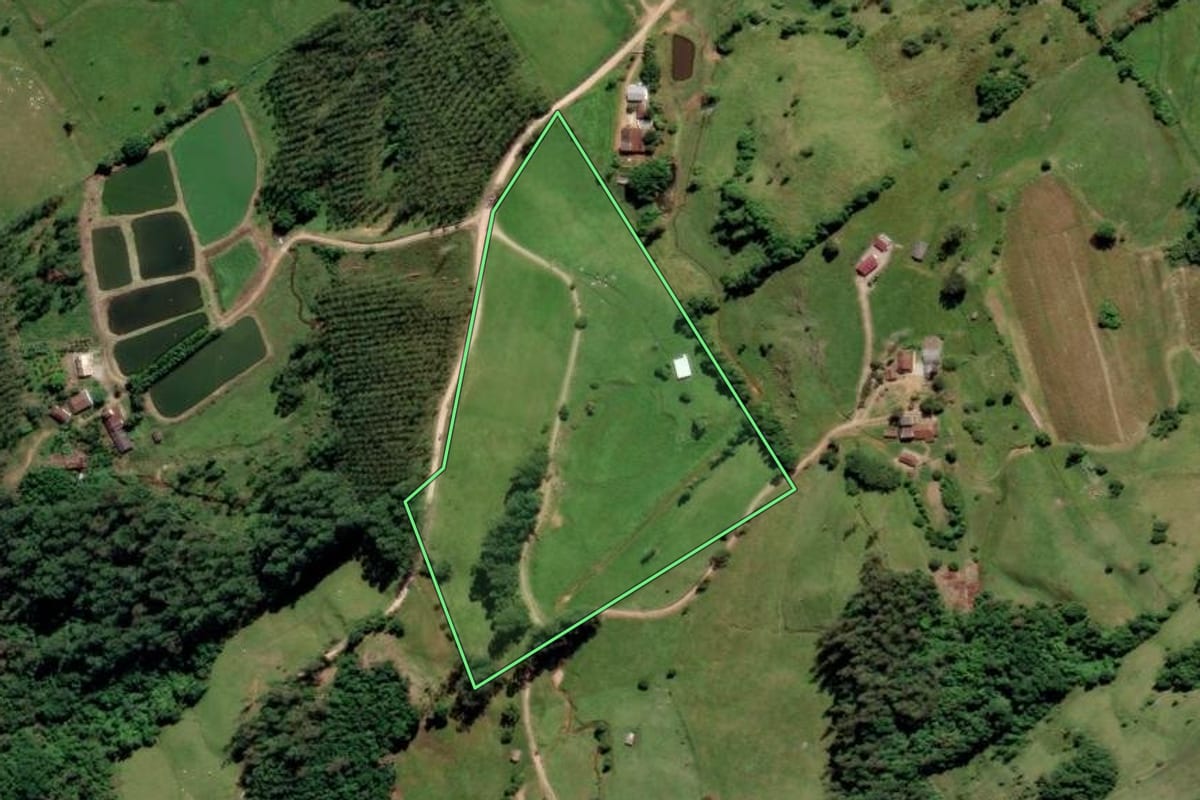 Imagem de satélite do imóvel rural em Urussanga (SC), com o contorno declarado no CAR desenhado por cima.
