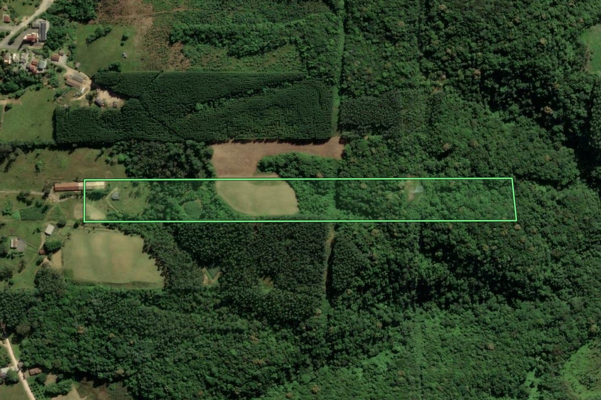 Imagem de satélite do imóvel rural em Urussanga (SC), com o contorno declarado no CAR desenhado por cima.