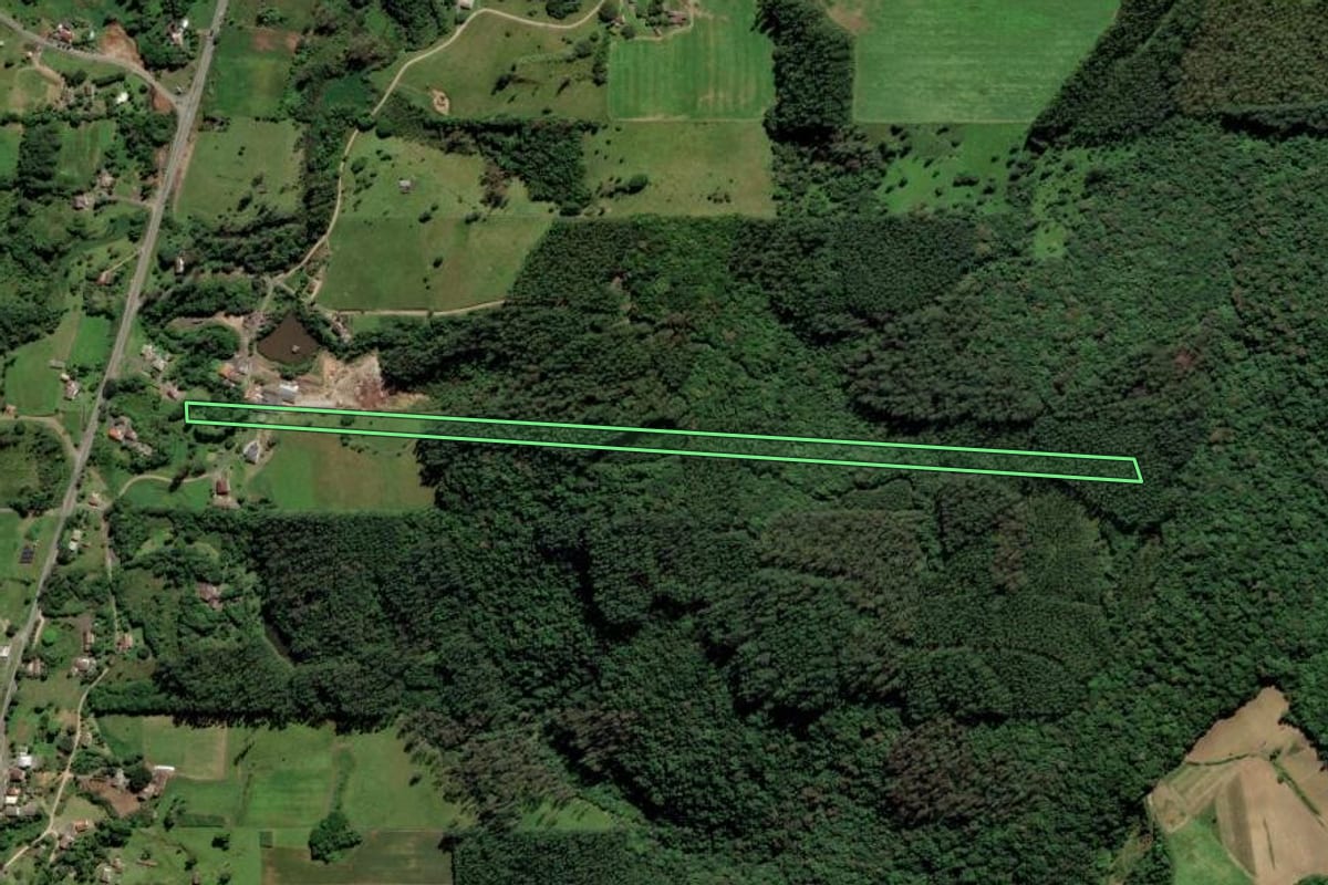 Imagem de satélite do imóvel rural em Urussanga (SC), com o contorno declarado no CAR desenhado por cima.