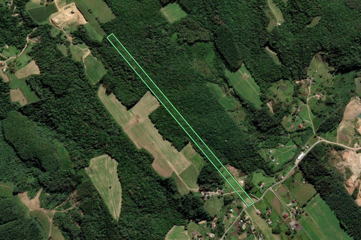 Imagem de satélite do imóvel rural em Urussanga (SC), com o contorno declarado no CAR desenhado por cima.