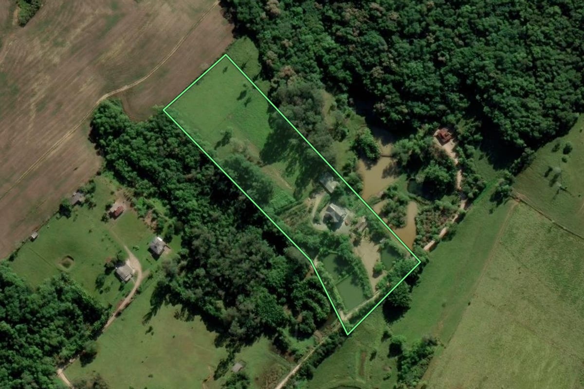 Imagem de satélite do imóvel rural em Urussanga (SC), com o contorno declarado no CAR desenhado por cima.