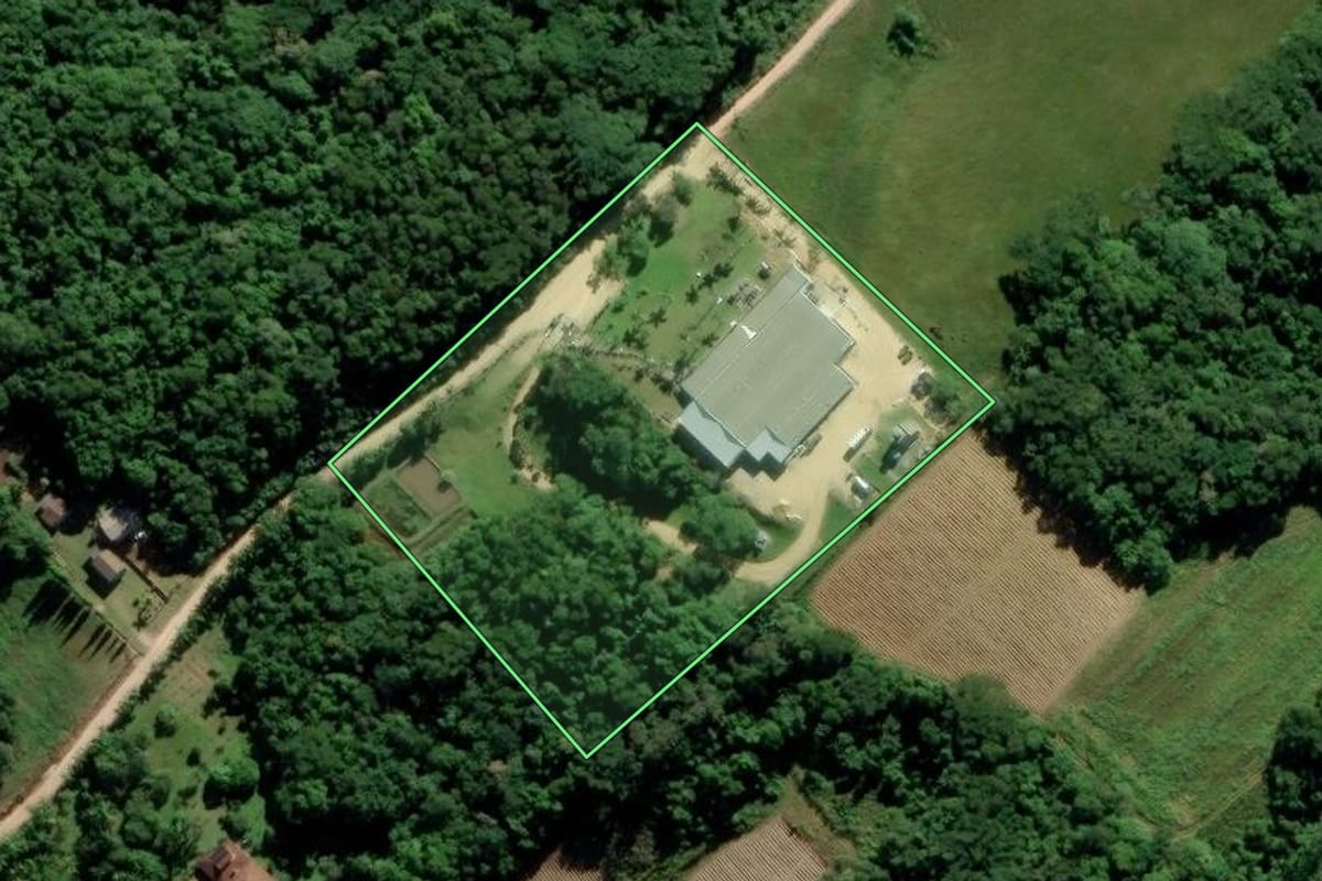 Imagem de satélite do imóvel rural em Urussanga (SC), com o contorno declarado no CAR desenhado por cima.